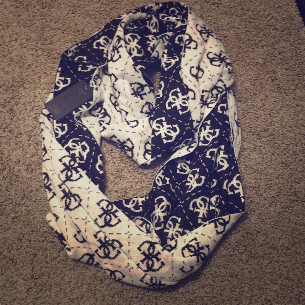 GORGEOUS Guess Infiniti Scarf
